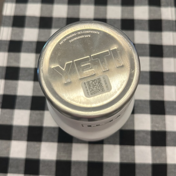 Yeti white 30 oz tumbler - Picture 3 of 5